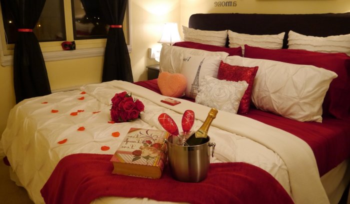 How to decorate hotel room for romantic night